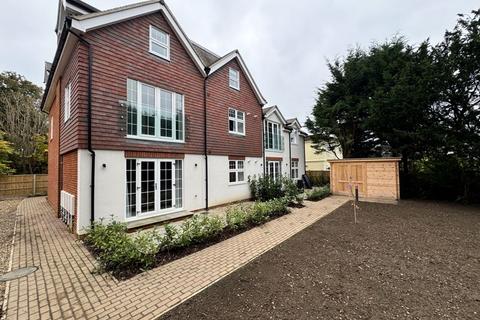 2 bedroom apartment to rent, Ewhurst Road, Cranleigh