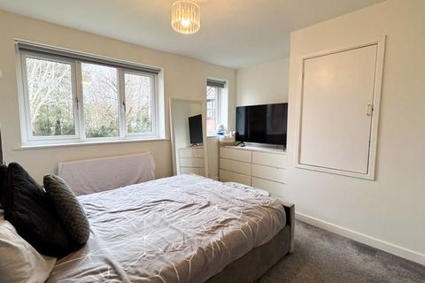 16 Chaselands, Burntwood, WS7 3UZ