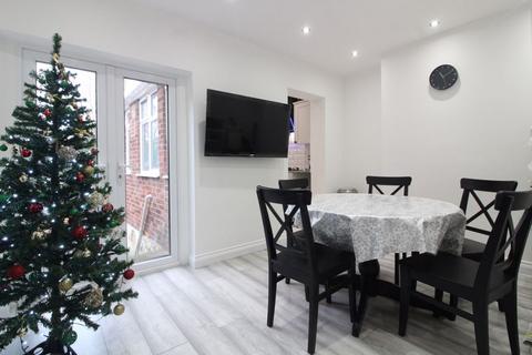 2 bedroom terraced house for sale, Preston Gardens, Luton