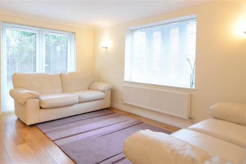 3 bedroom detached house to rent, Harrow Way