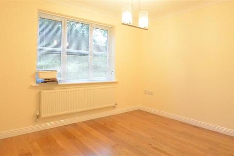 3 bedroom detached house to rent, Harrow Way