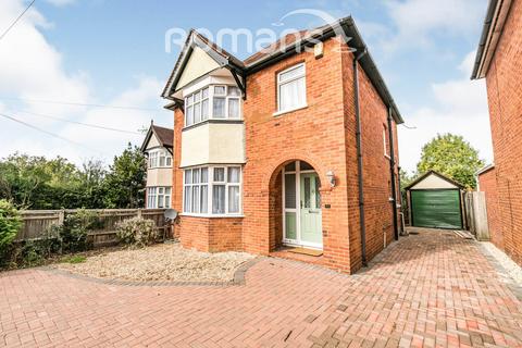 3 bedroom detached house to rent, Cressingham Road, Reading