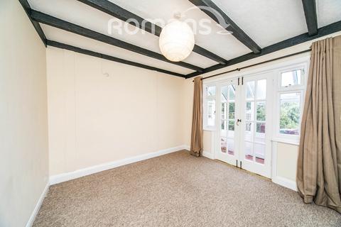 3 bedroom detached house to rent, Cressingham Road, Reading