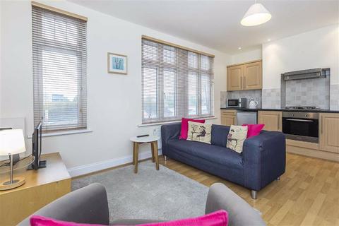 1 bedroom flat to rent, Hillcroft House, Highams Park, London, E4