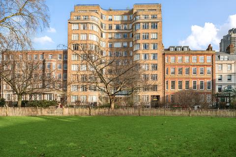 Studio to rent, Charterhouse Square, London EC1M