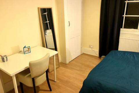 1 bedroom in a flat share to rent, South Grove, London N6