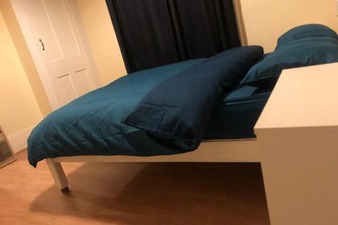 1 bedroom in a flat share to rent, South Grove, London N6