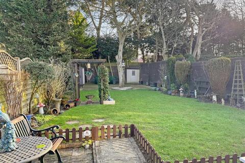 27 Poplar Walk, Meopham, Gravesend, DA13 0EB