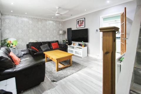 3 bedroom semi-detached house to rent, Northern Road, Slough SL2