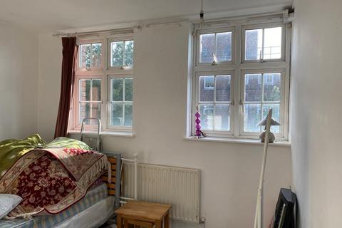 1 bedroom in a flat share to rent, Stamford Hill, London N16