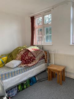 1 bedroom in a flat share to rent, Stamford Hill, London N16