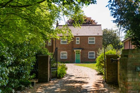 Benmore Lodge, 9a Carr Lane, Escrick, York, YO19 6JQ