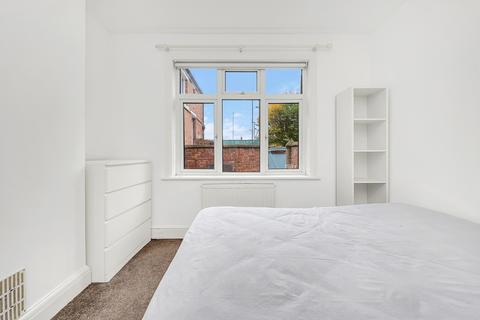 4 bedroom terraced house to rent, Strickland Row, London SW18