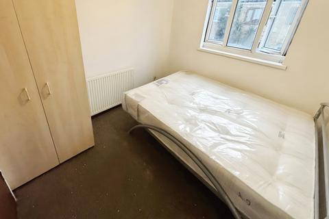 1 bedroom in a house share to rent, Chesterton Road, London E13