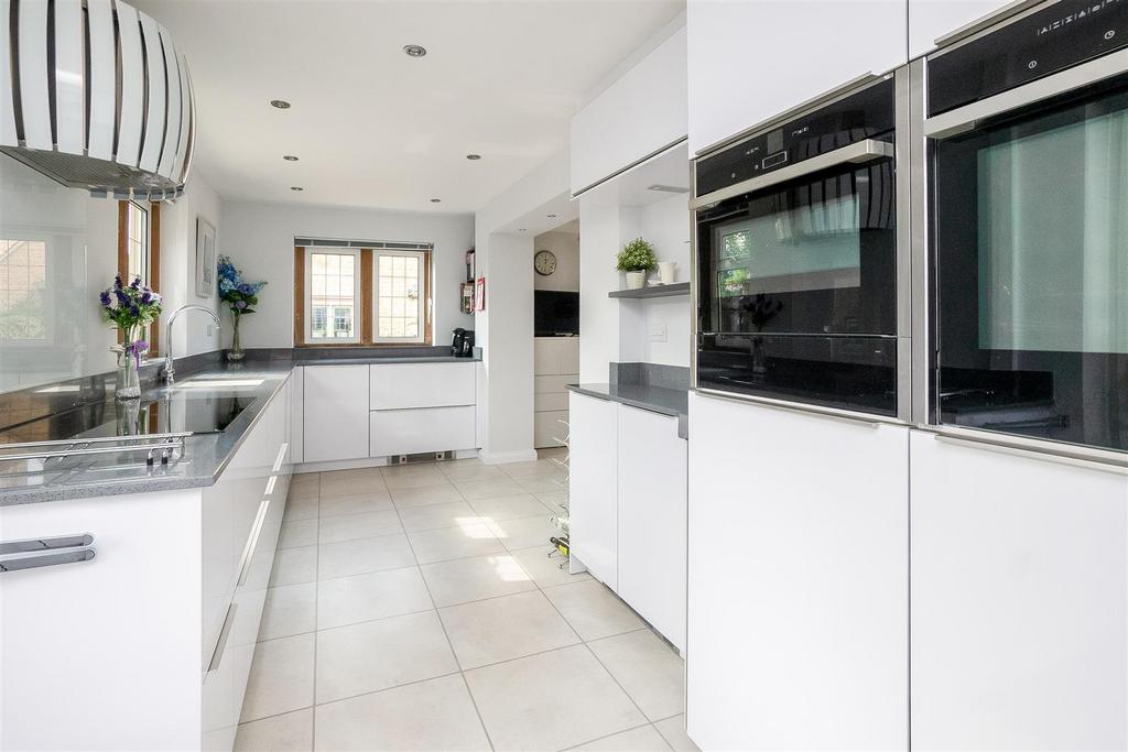8 Wheatfield Court-10.jpg