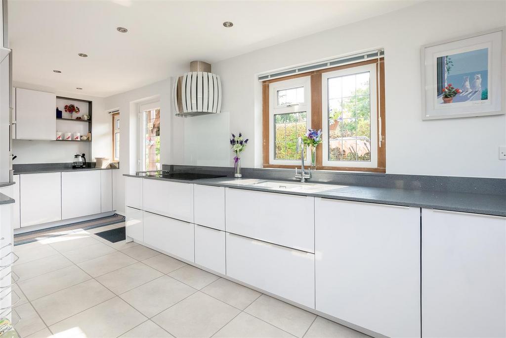 8 Wheatfield Court-8.jpg