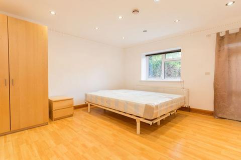 Studio to rent, NW2