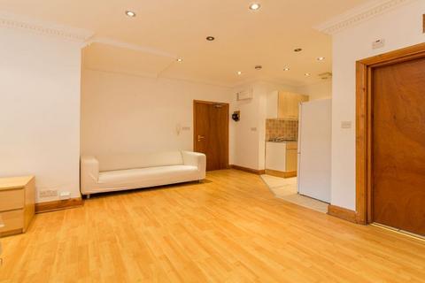 Studio to rent, NW2