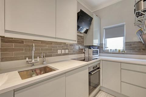 2 bedroom flat to rent, Grovelands Road, London N13