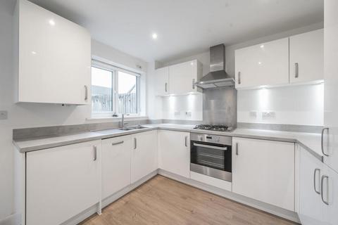 3 bedroom flat to rent, London, SE24