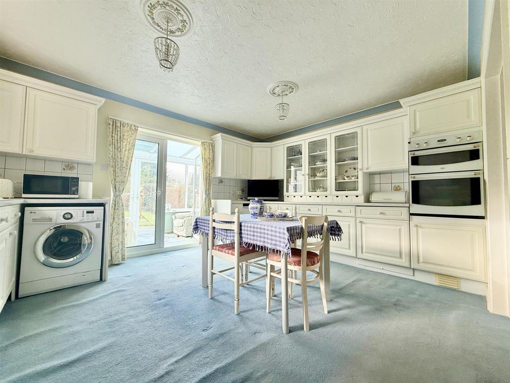 Kitchen2.jpg