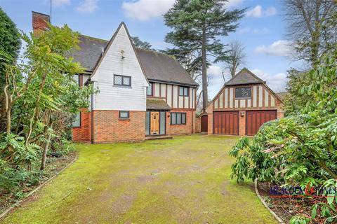 5 bedroom detached house for sale, Roundwood Avenue, Hutton Mount, Brentwood