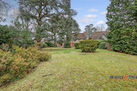 5 bedroom detached house for sale, Roundwood Avenue, Hutton Mount, Brentwood