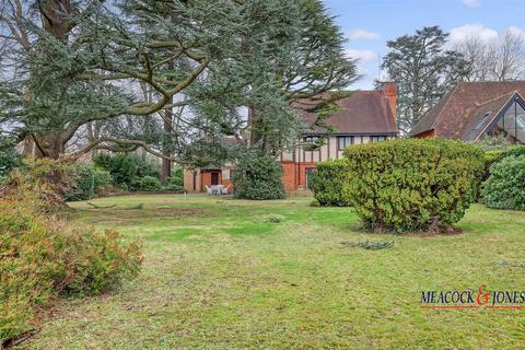 5 bedroom detached house for sale, Roundwood Avenue, Hutton Mount, Brentwood