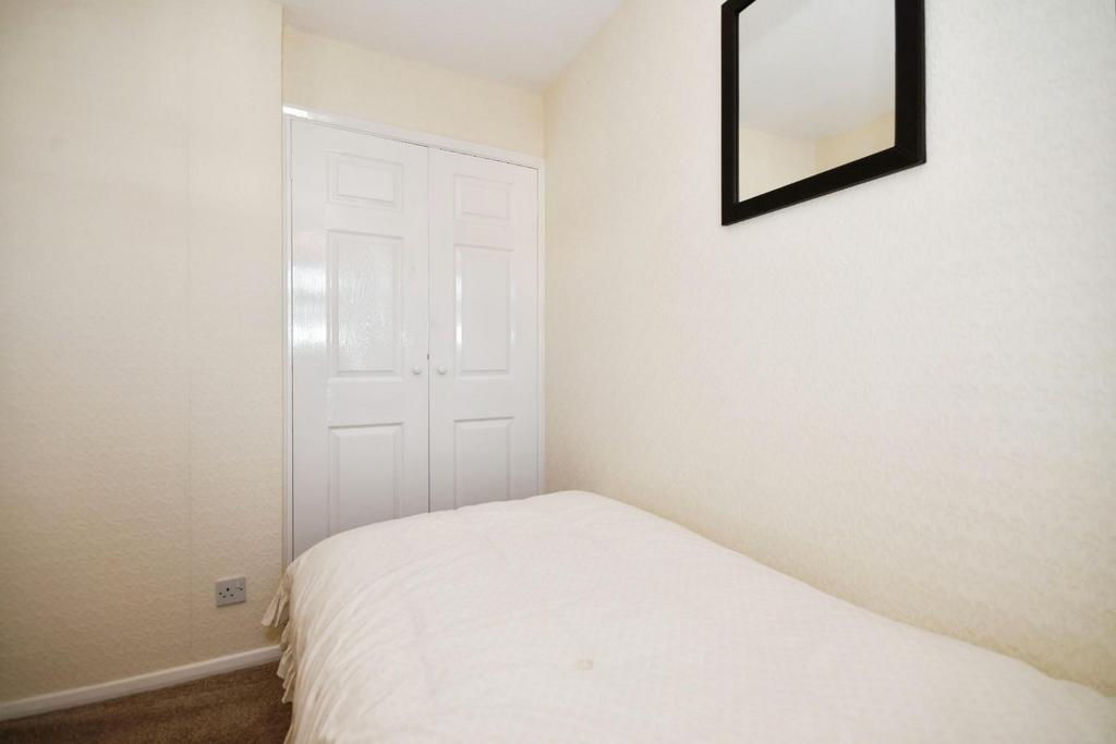 BEDROOM 2 02.jpg