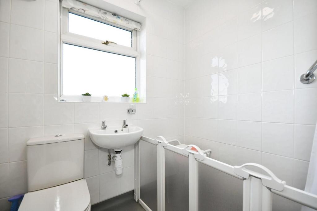 SHOWER ROOM.jpg