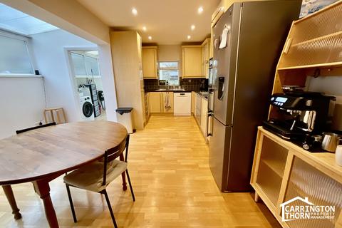 3 bedroom end of terrace house to rent, Short Road, London