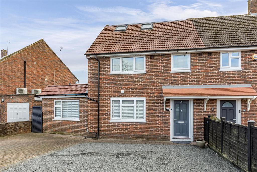 28 Cornwall Avenue, Byfleet, KT14 7 EY - 27.jpg
