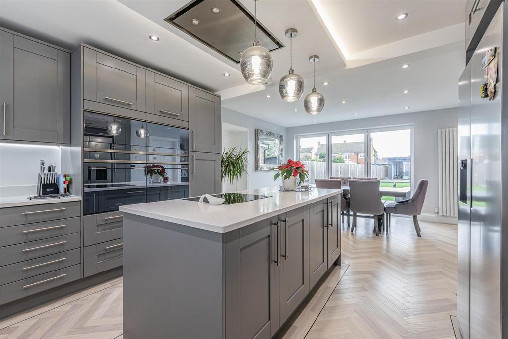 28 Cornwall Avenue, Byfleet, KT14 7 EY - 18.jpg