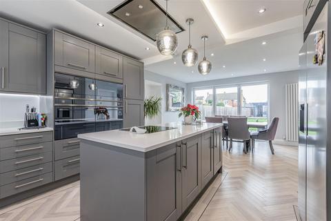 28 Cornwall Avenue, Byfleet, West Byfleet, KT14 7EY