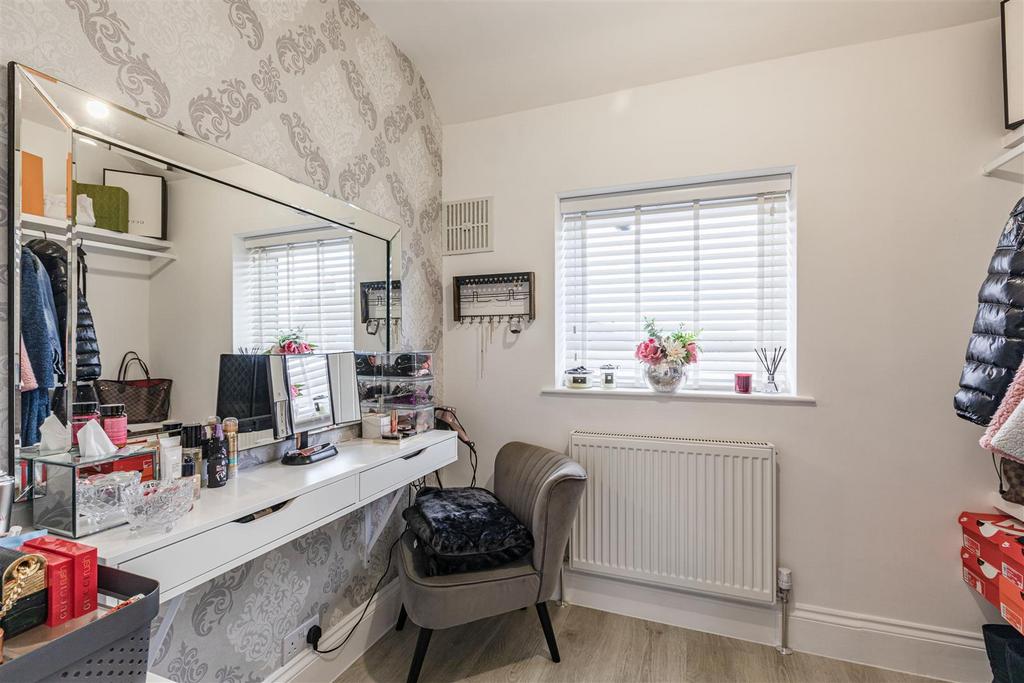28 Cornwall Avenue, Byfleet, KT14 7 EY - 5.jpg