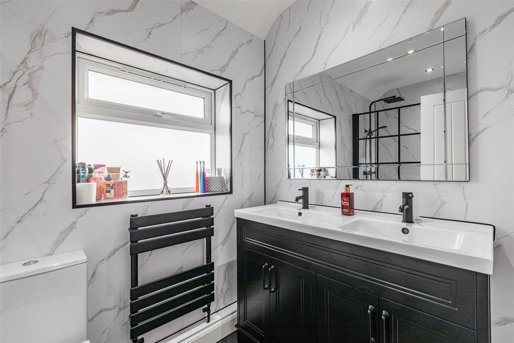 28 Cornwall Avenue, Byfleet, KT14 7 EY - 9.jpg