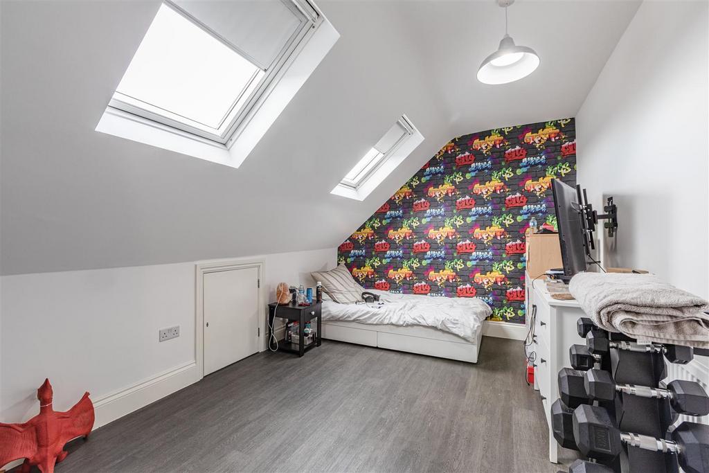 28 Cornwall Avenue, Byfleet, KT14 7 EY - 3.jpg