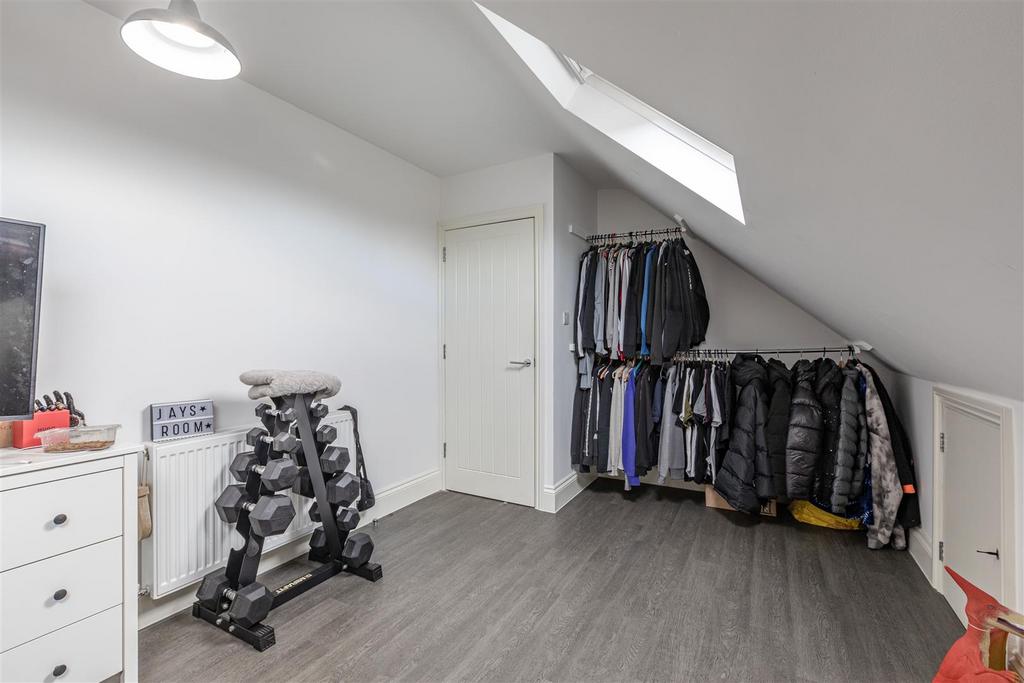 28 Cornwall Avenue, Byfleet, KT14 7 EY - 4.jpg