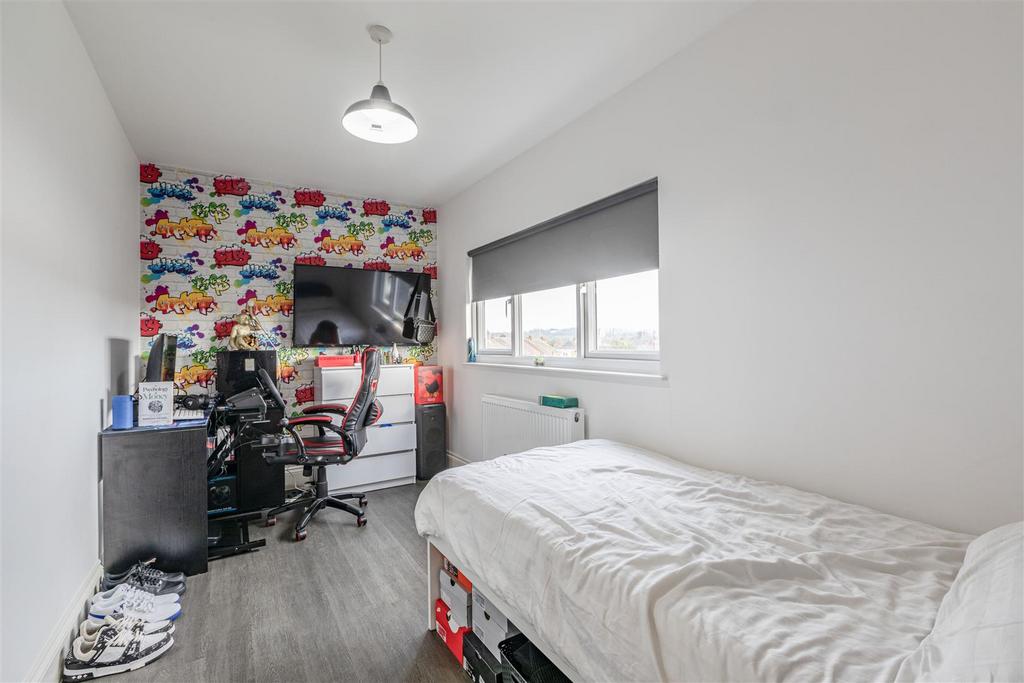 28 Cornwall Avenue, Byfleet, KT14 7 EY - 1.jpg