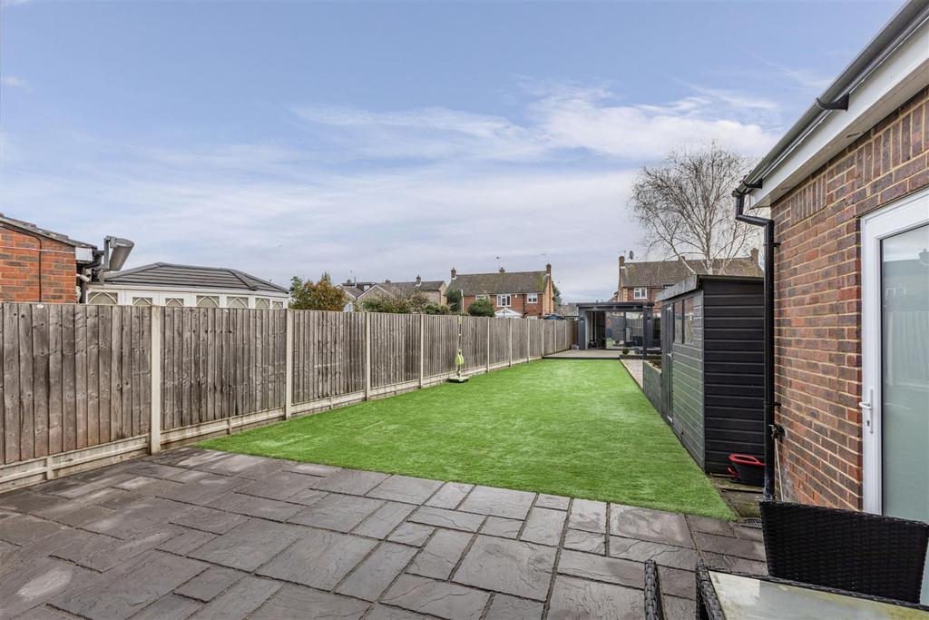 28 Cornwall Avenue, Byfleet, KT14 7 EY - 22.jpg