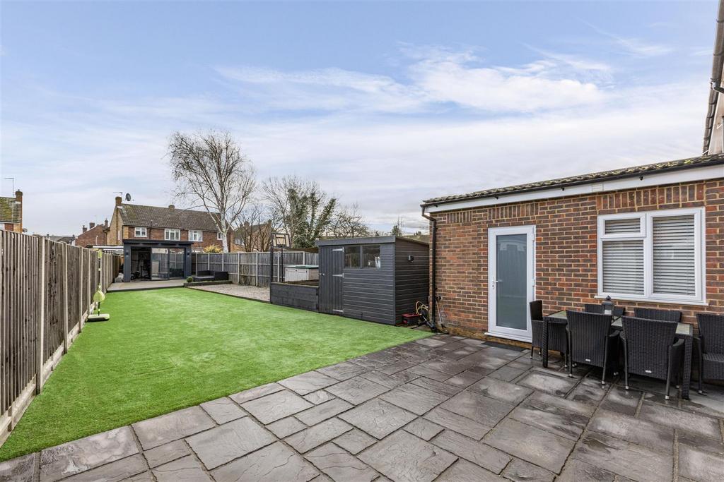 28 Cornwall Avenue, Byfleet, KT14 7 EY - 21.jpg