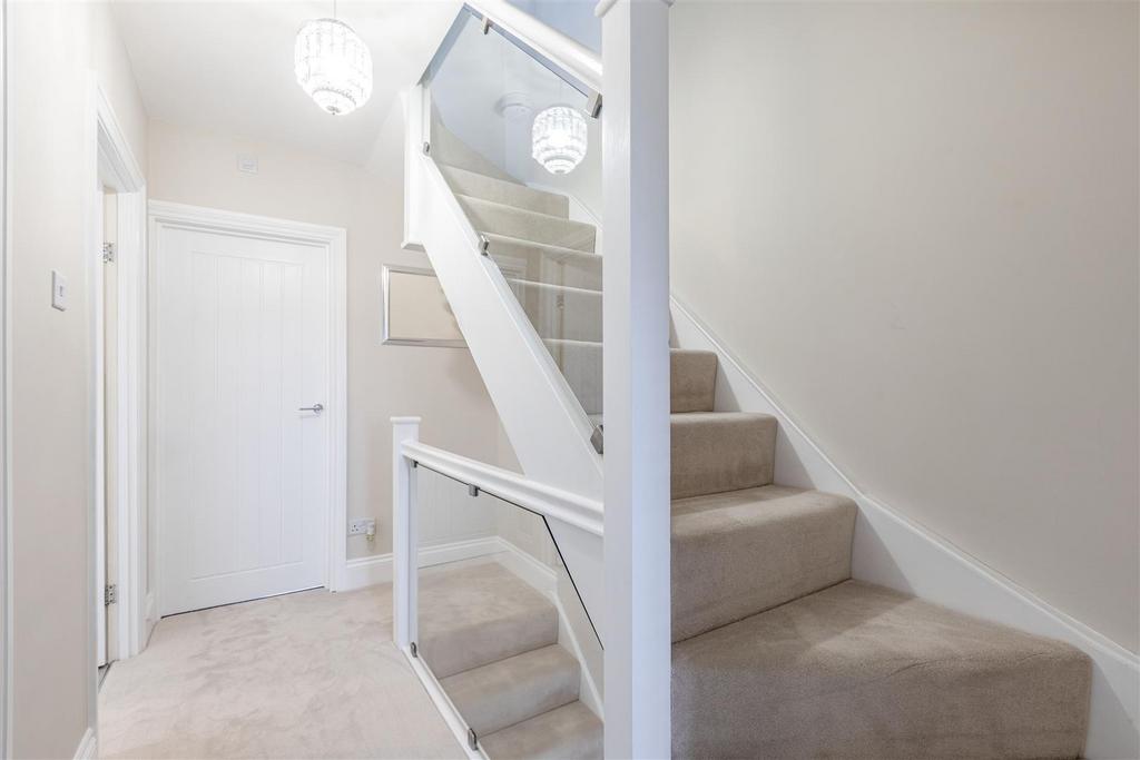 28 Cornwall Avenue, Byfleet, KT14 7 EY - 11.jpg