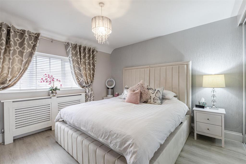 28 Cornwall Avenue, Byfleet, KT14 7 EY - 6.jpg