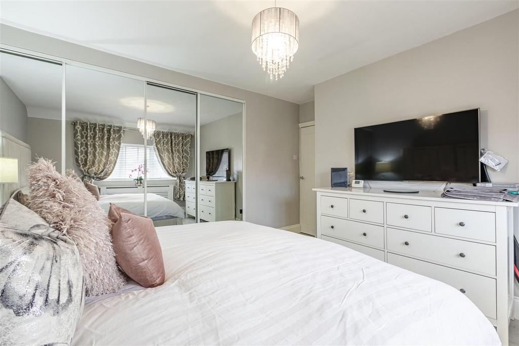 28 Cornwall Avenue, Byfleet, KT14 7 EY - 7.jpg