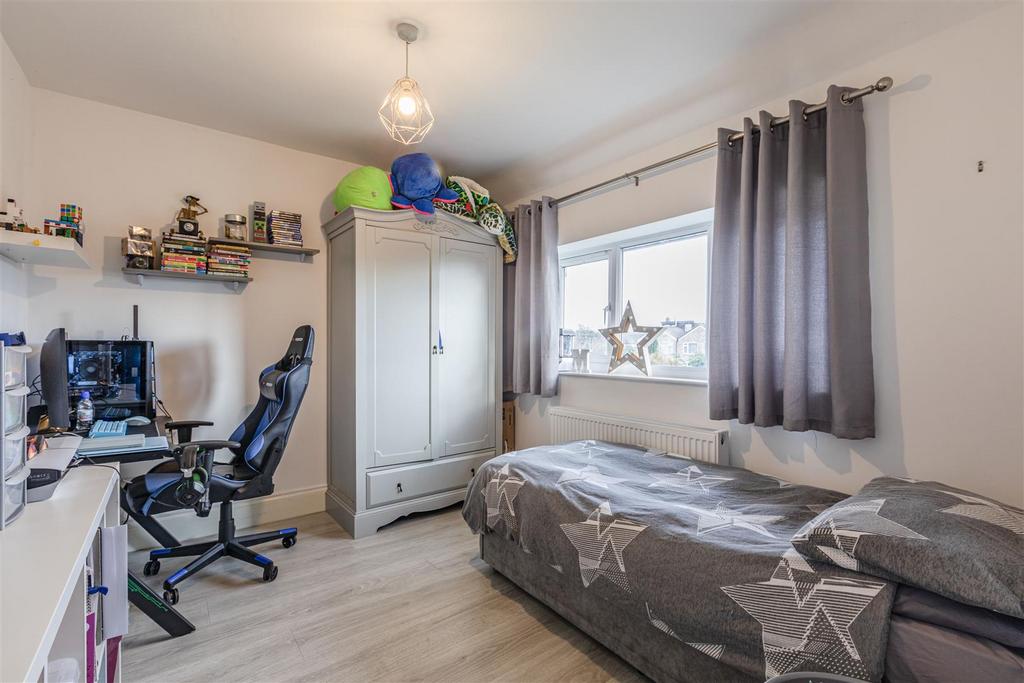 28 Cornwall Avenue, Byfleet, KT14 7 EY - 8.jpg