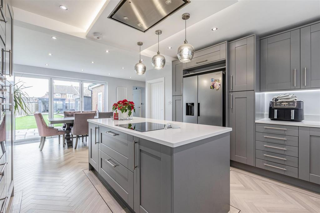 28 Cornwall Avenue, Byfleet, KT14 7 EY - 19.jpg