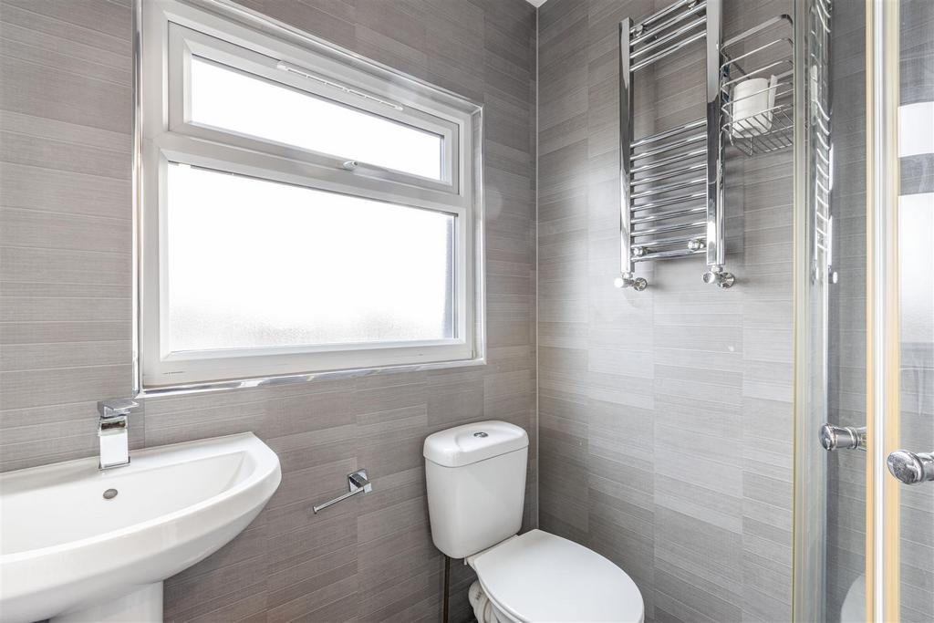 28 Cornwall Avenue, Byfleet, KT14 7 EY - 2.jpg