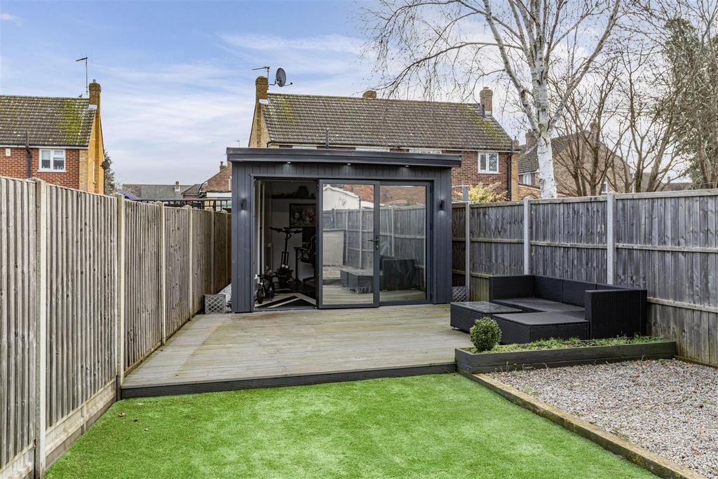 28 Cornwall Avenue, Byfleet, KT14 7 EY - 25.jpg