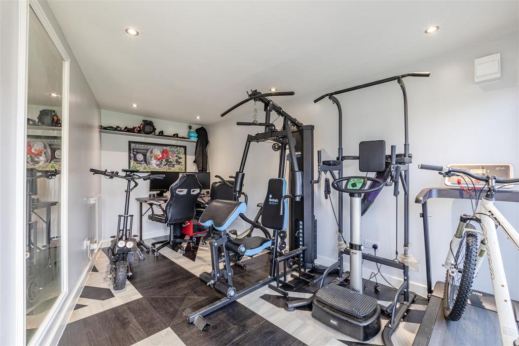 28 Cornwall Avenue, Byfleet, KT14 7 EY - 23.jpg