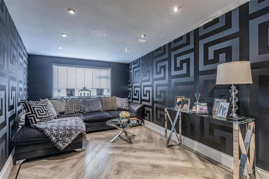 28 Cornwall Avenue, Byfleet, KT14 7 EY - 12.jpg